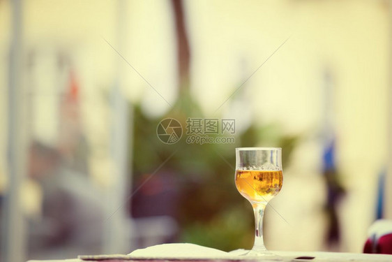 街上咖啡厅桌边的酒杯图片
