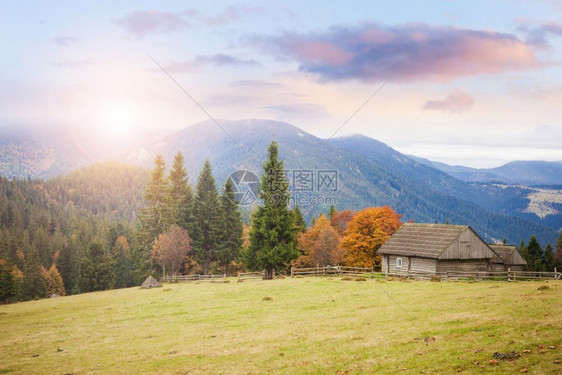 山丘上的老房子山丘上的农地高山风景图片