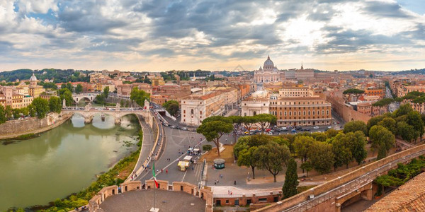 意大利日落时的罗马空中美景全的罗马美与意大利罗马日落时的蒂贝尔河和圣彼得大教堂图片