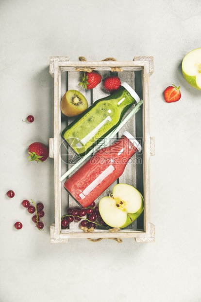 绿色和红新鲜果汁或冰淇淋包括水果绿蔬菜灰色背景顶视选择焦点图片