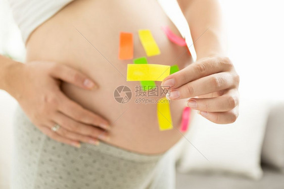 孕妇贴着彩色标签的近照片图片