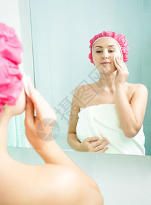 美丽的年轻女子洗完澡后脱妆图片