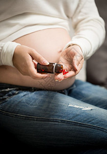 孕妇用玻璃瓶里的药丸服用维生素图片