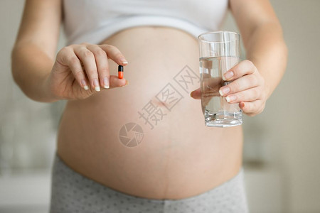 孕妇装药的近照片图片