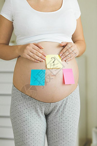 孕妇思考未来婴儿别的概念照片图片