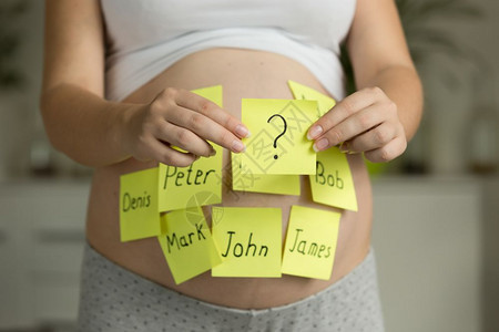 选择未来婴儿名字的孕妇概念形象图片