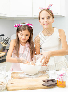 两个姐妹用大白碗做面粉图片