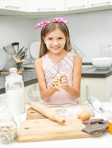 女孩在厨房做面粉的肖像图片