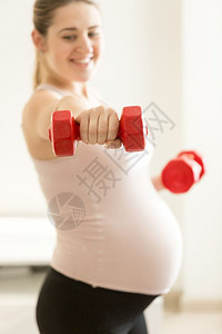 孕妇用哑铃进行锻炼图片
