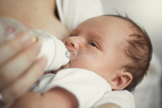 用小奶瓶喂新生儿母乳图片