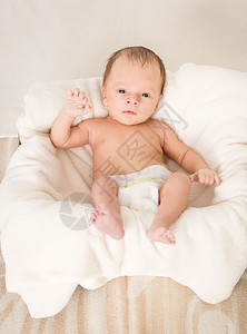 蓝眼睛躺在篮子里的可爱新生婴儿图片