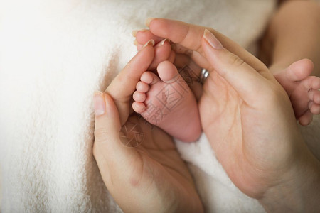 关紧带新生儿婴小脚的护理母亲图片