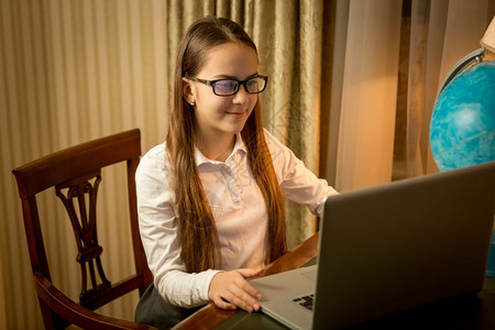 女孩在使用笔记本电脑图片