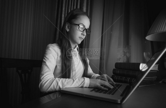 黑人和白女孩戴着眼镜坐在暗房电脑里戴眼镜的女孩黑白肖像图片