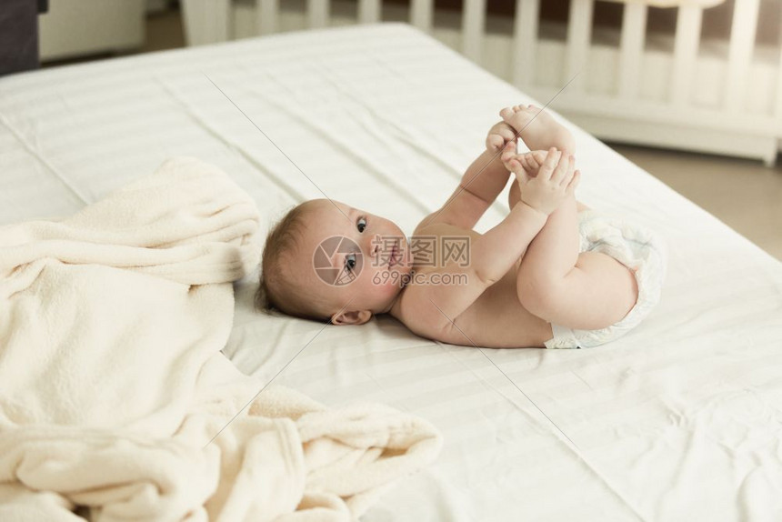 小宝躺在床上站起脚来图片