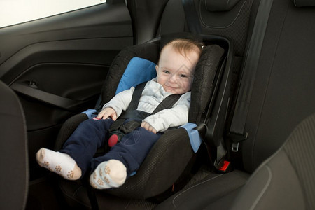 6个月大的婴儿坐在汽车座位上图片