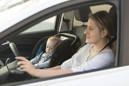 开车的母亲和坐在前座上的婴儿图片