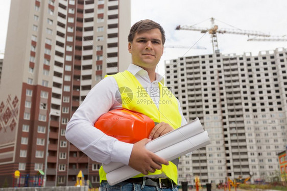 站在建筑工地的微笑程师肖像图片