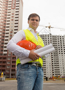 身着安全背心的年轻建筑工程师图片