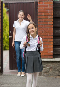 年轻美丽的笑女孩肖像背着包去上学图片