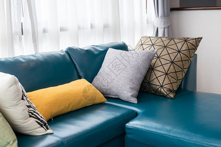 现代客厅家里有沙发和枕头图片