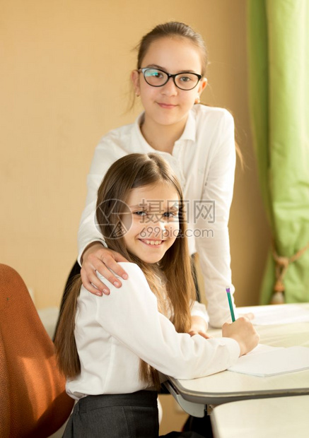 两个在家做功课的快乐女学生图片