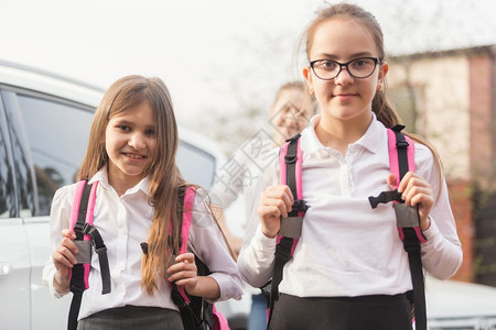 母亲和两名女学生的肖像图片