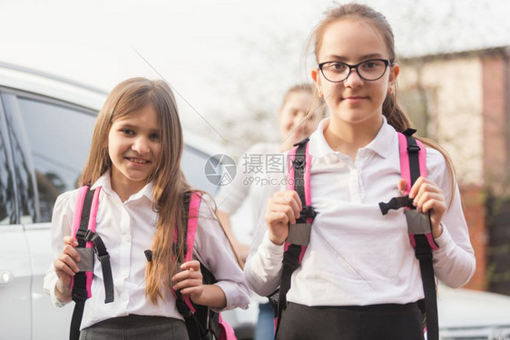 母亲和两名女学生的肖像图片