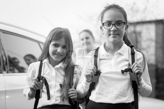 母亲和两名女学生的黑白肖像图片