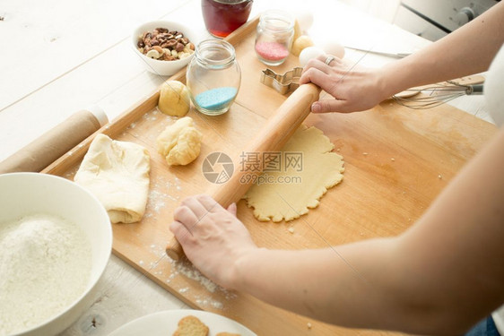 妇女为饼干挣钱图片