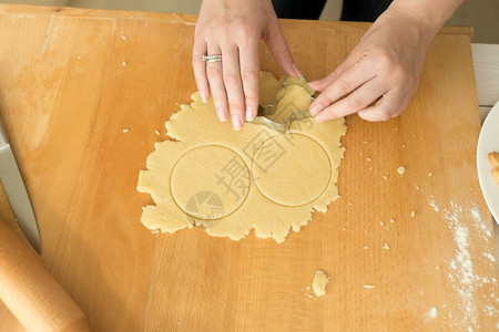 女用手为饼干切面粉图片