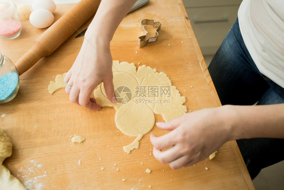 做饼干的女人图片