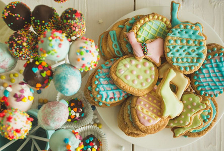 桌上的装饰糖果蛋糕和饼干图片