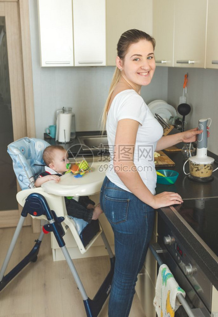 妇女为婴儿准备食物图片