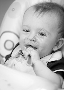 黑白画像九个月大的孩子男拿着勺图片