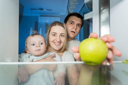 从冰箱里看一笑的家人在找吃的图片