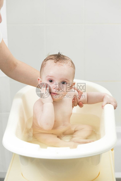 坐在浴室里看着摄像机笑可爱的婴儿图片