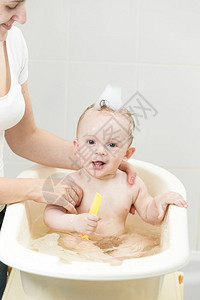 在洗澡时玩耍的可爱男孩肖像图片