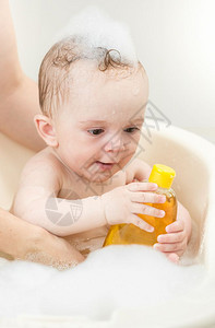 母亲给婴儿洗澡图片