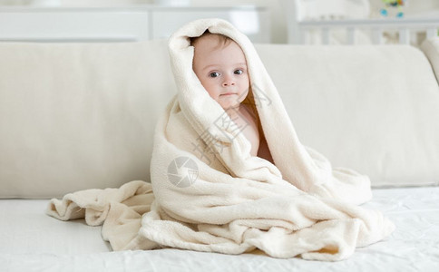 洗完澡后被毛巾覆盖的婴儿图片