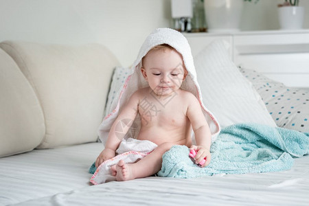 洗澡后被毛巾覆盖的婴儿男孩图片