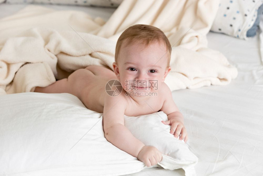 躺在白色枕头上的可爱男孩图片