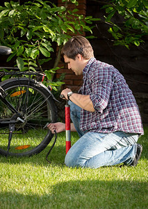 坐在草地和公园的年轻人抽轮胎图片