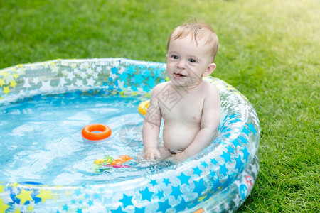 在后院充气游泳池的婴儿男孩图片