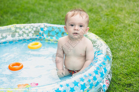 坐在充气游泳池里的九个月大小孩图片