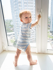 10个月大的婴儿男孩试图打开窗户图片