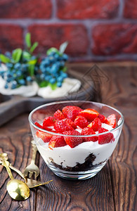 玻璃碗中的酸奶草莓图片
