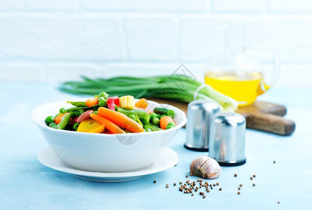 盘子上和桌的原菠菜，优质维C，营养健康图片