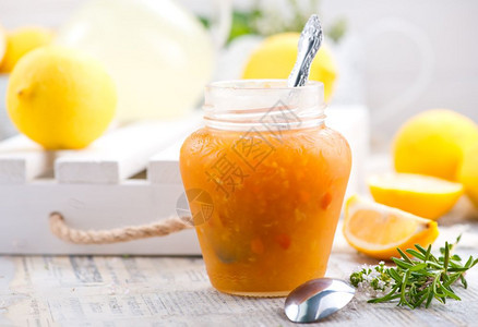 柠檬果酱在玻璃罐和桌子上图片