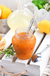柠檬果酱在玻璃罐和桌子上图片